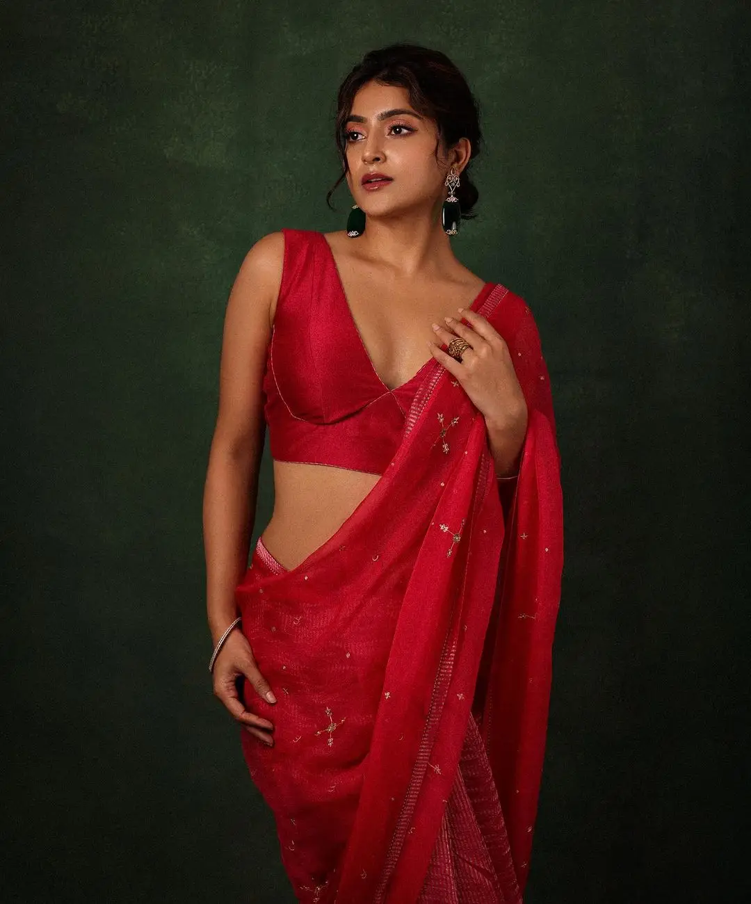 AVANTIKA MISHRA MESMERIZING LOOKS IN BEAUTIFUL MAROON SAREE 7